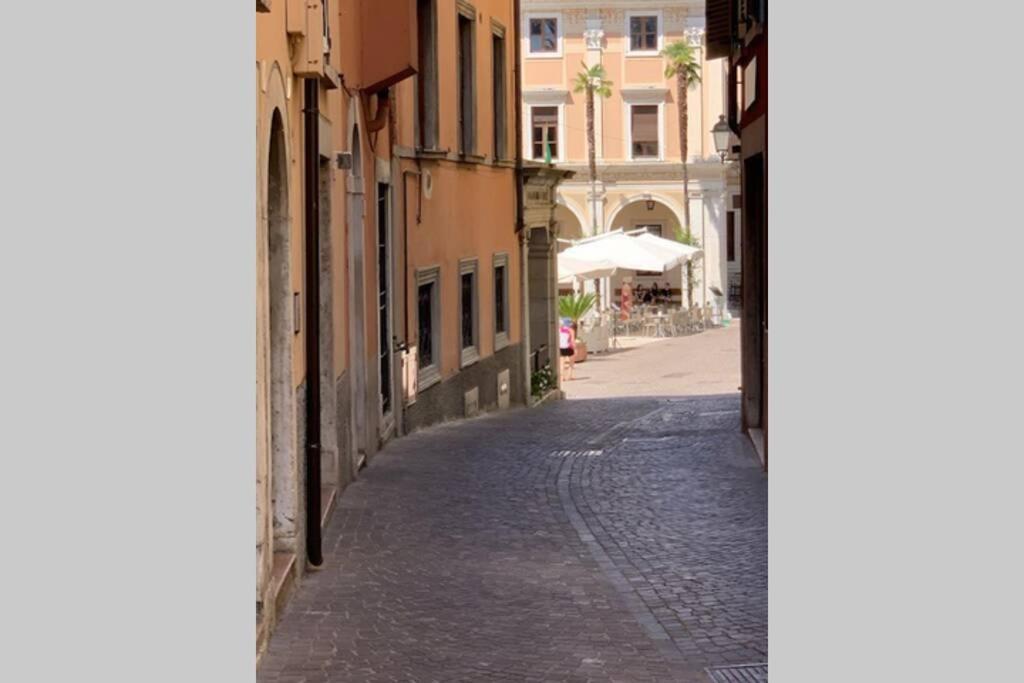 Daisy House: Nice Attic In The Historical Center Salò Exterior foto